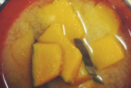 ハロウィンに かぼちゃと玉ねぎのみそ汁