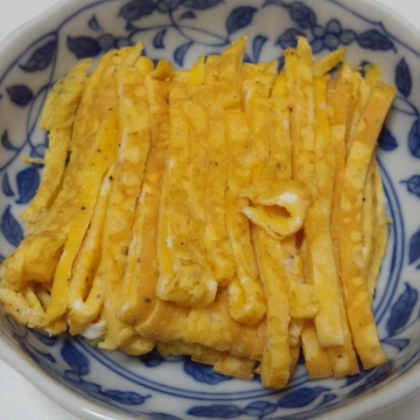 kuro_24さん、初めまして♪冷麺を作るのに錦糸卵は必須！いつもは薄くて頼りない錦糸卵が見事に食べ応えのあるものに変身♪ペーパー活用も良し！ご馳走様でした♪