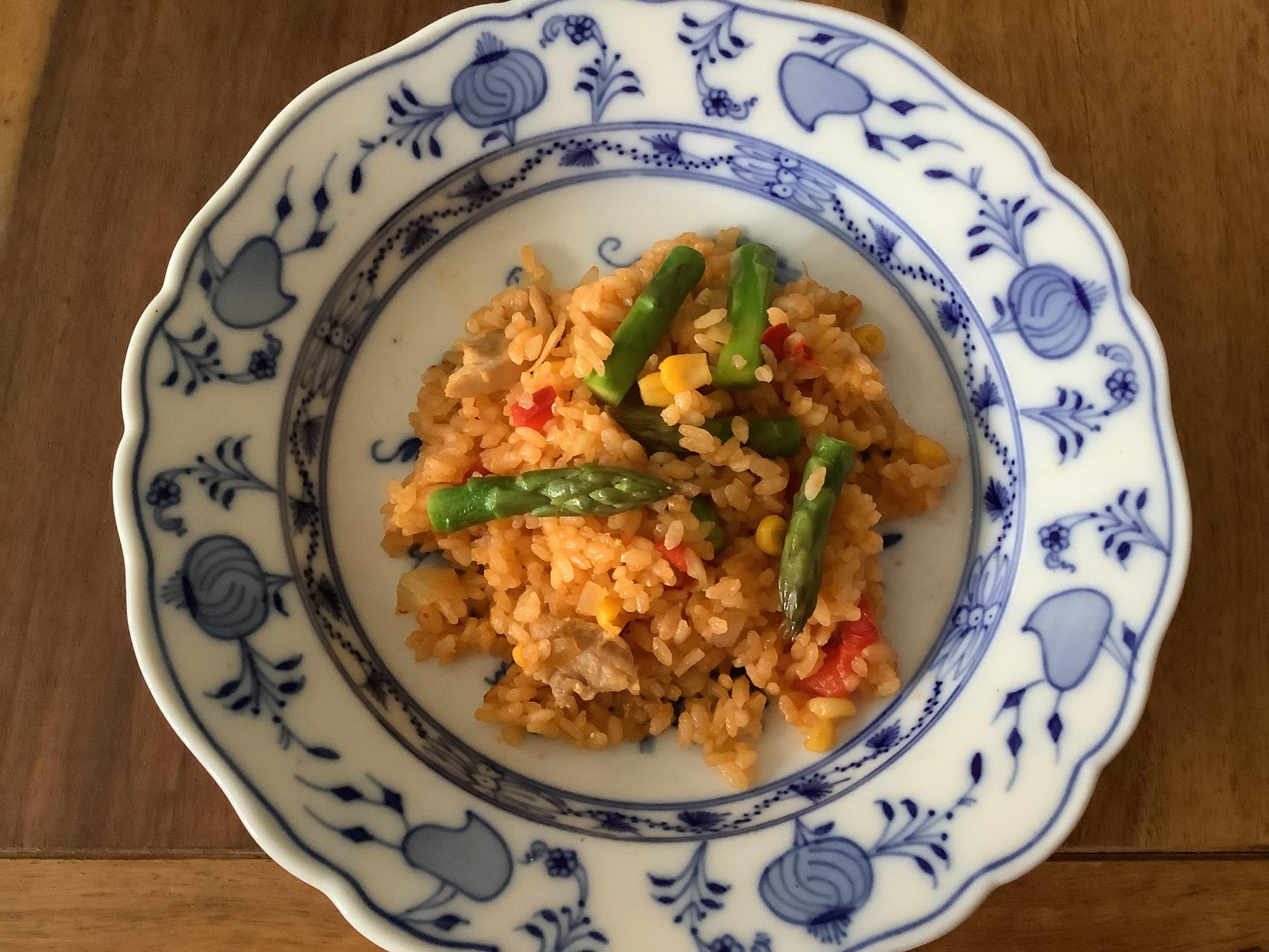 炊飯器で作る　ケチャップチキンライス　アスパラ添え