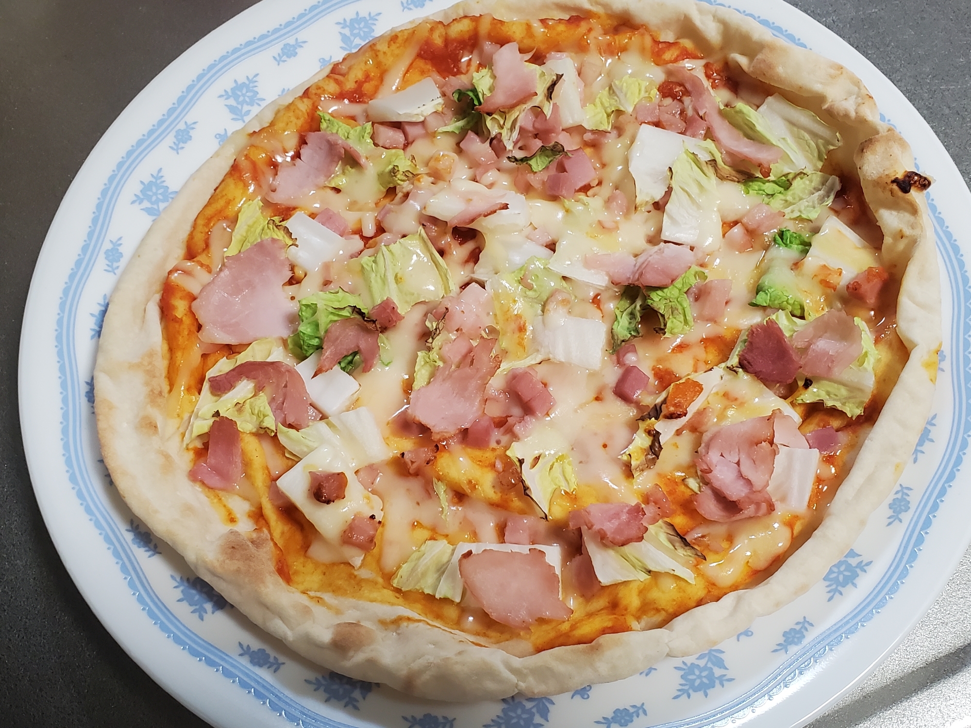 白菜とハムのピザ