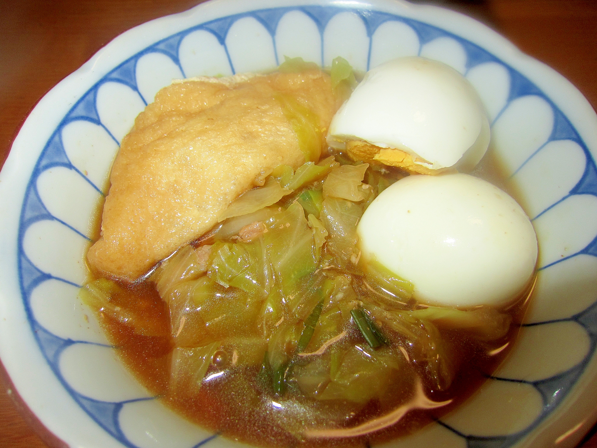 キャベツとゆでたまごと油揚げ餅の豚肉煮