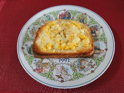 たっぷり卵とチーズトースト