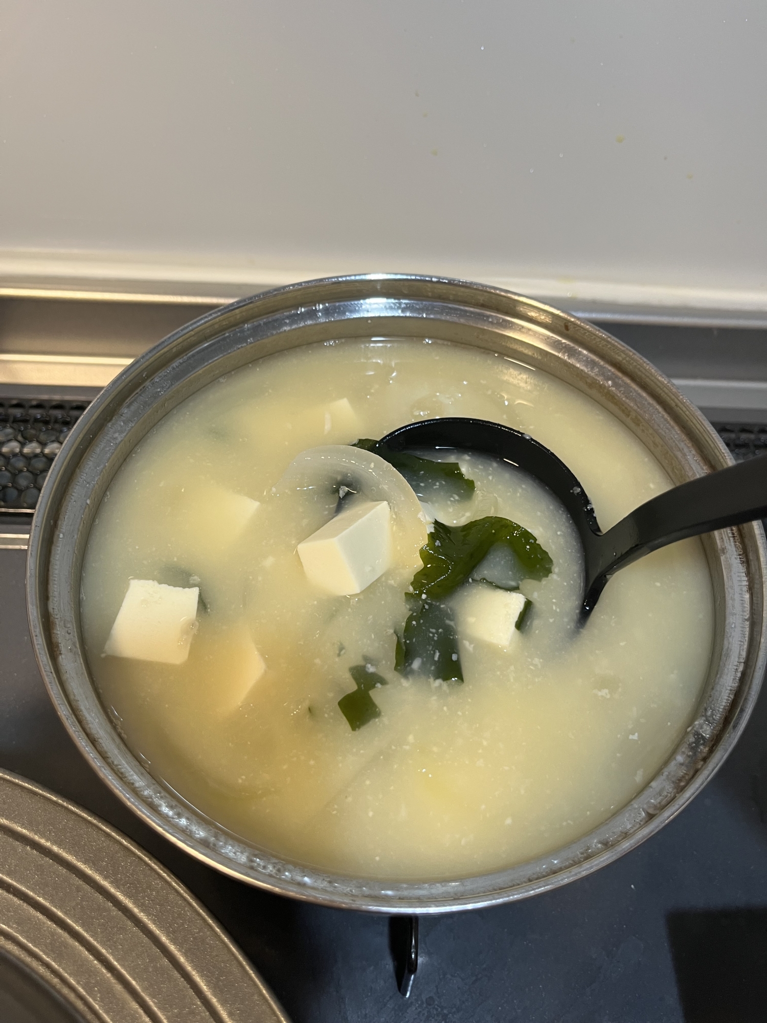 豆腐とわかめ、玉ねぎのお味噌汁