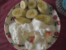 おはようございます
ブルーベリージャムのかわりに　バナナのせちゃいました　朝はうれしい　レシピです　ヨーグルト　美味しいね　ありがとうございました