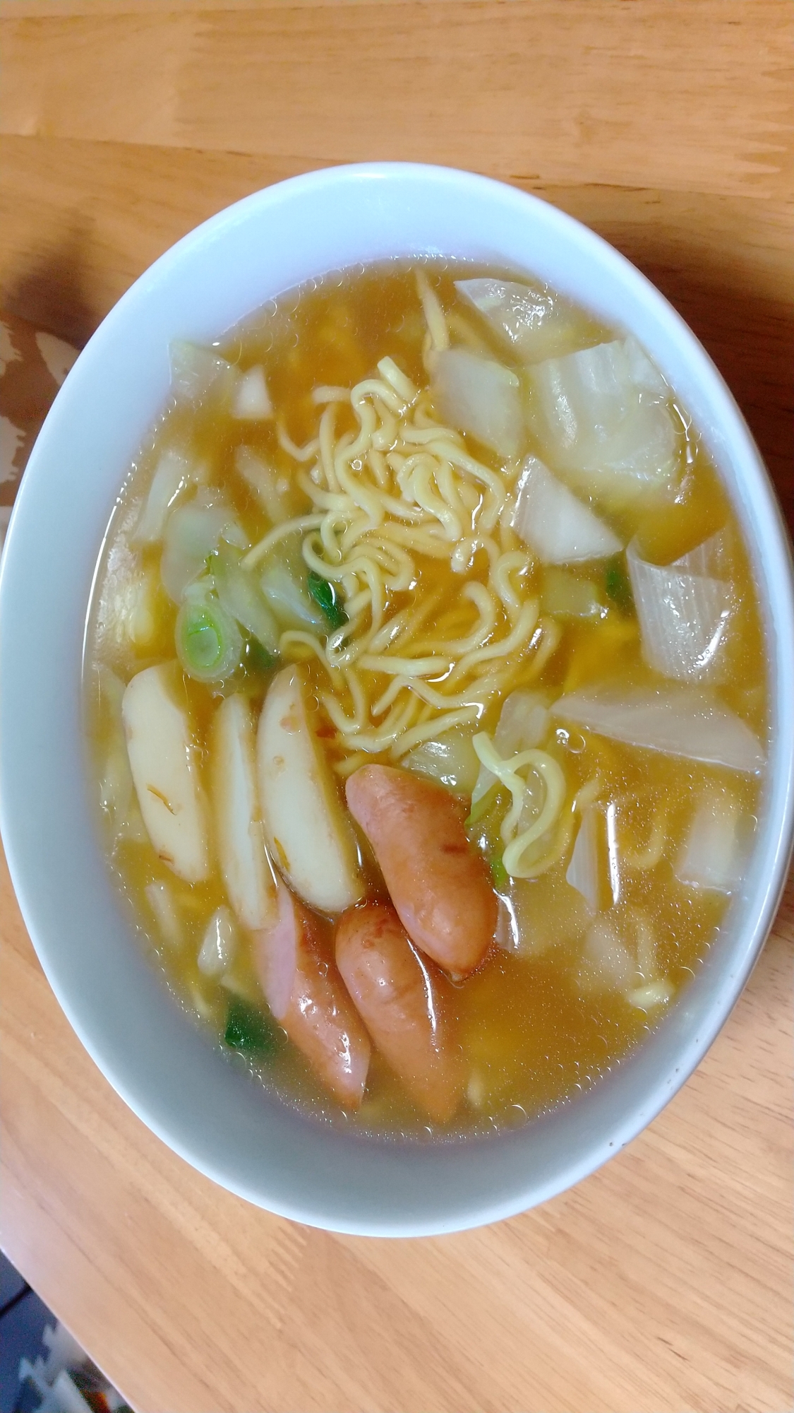 ソーセージ入り野菜いっぱいインスタントラーメン