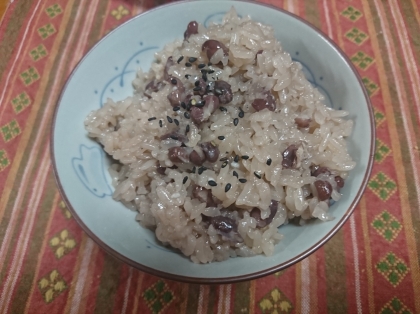 こんにちは～赤飯はお祝い事なくてもよく炊くんですよ　炊飯器だったり圧力鍋だったりですが、炊飯器の方が片付け楽チン！白胡麻がなく黒ごま塩でごめんなさい　ごちそう様