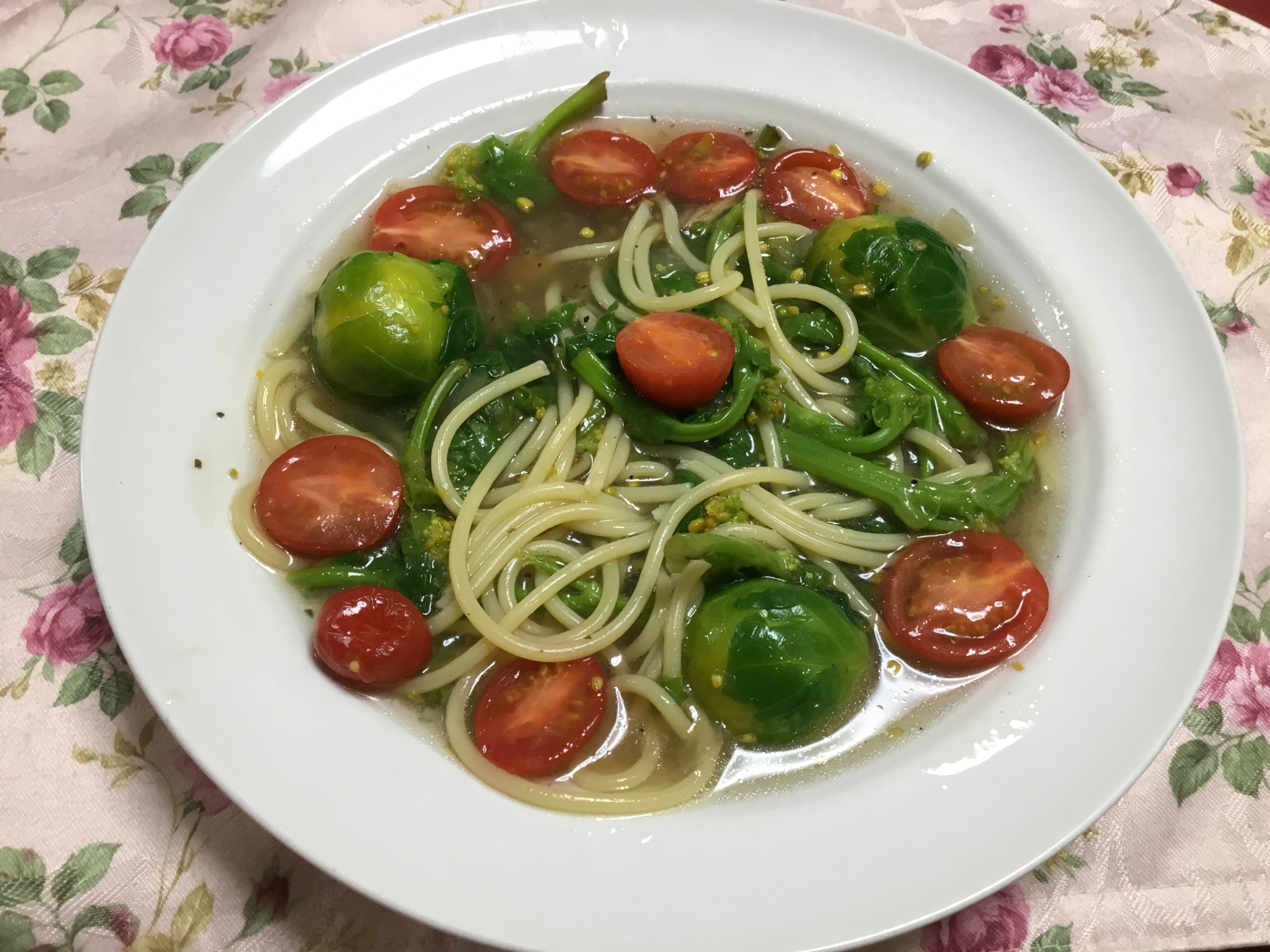 芽キャベツと菜花とミニトマトのコンソメスープパスタ