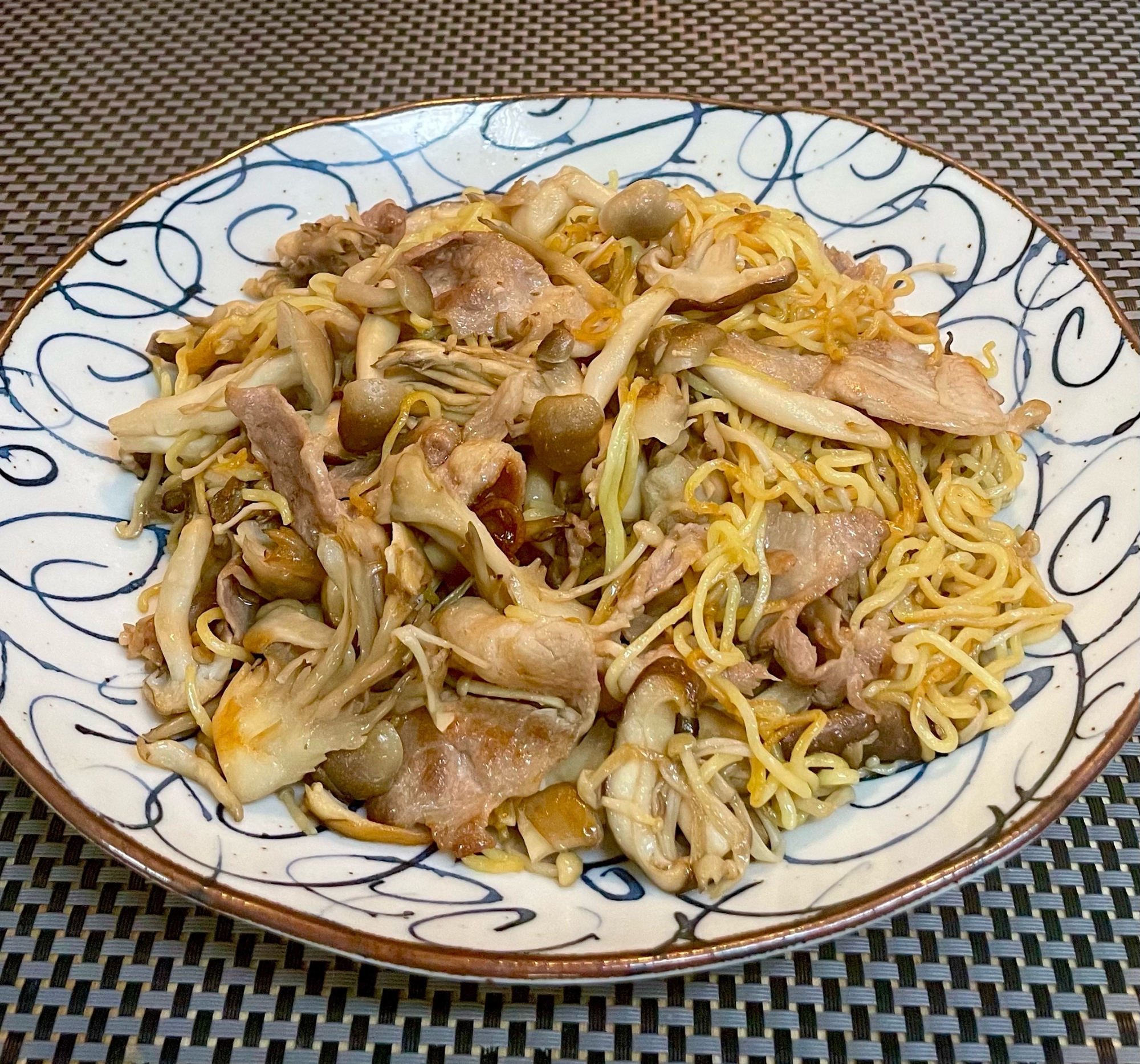 少ない麺でも食べ応えあり♡キノコたっぷり焼そば