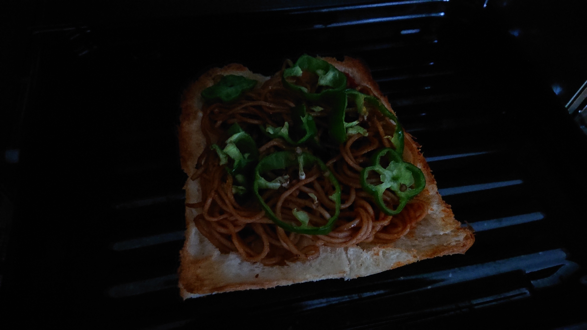 隠し味にツナマヨ！濃厚焼きそばパン