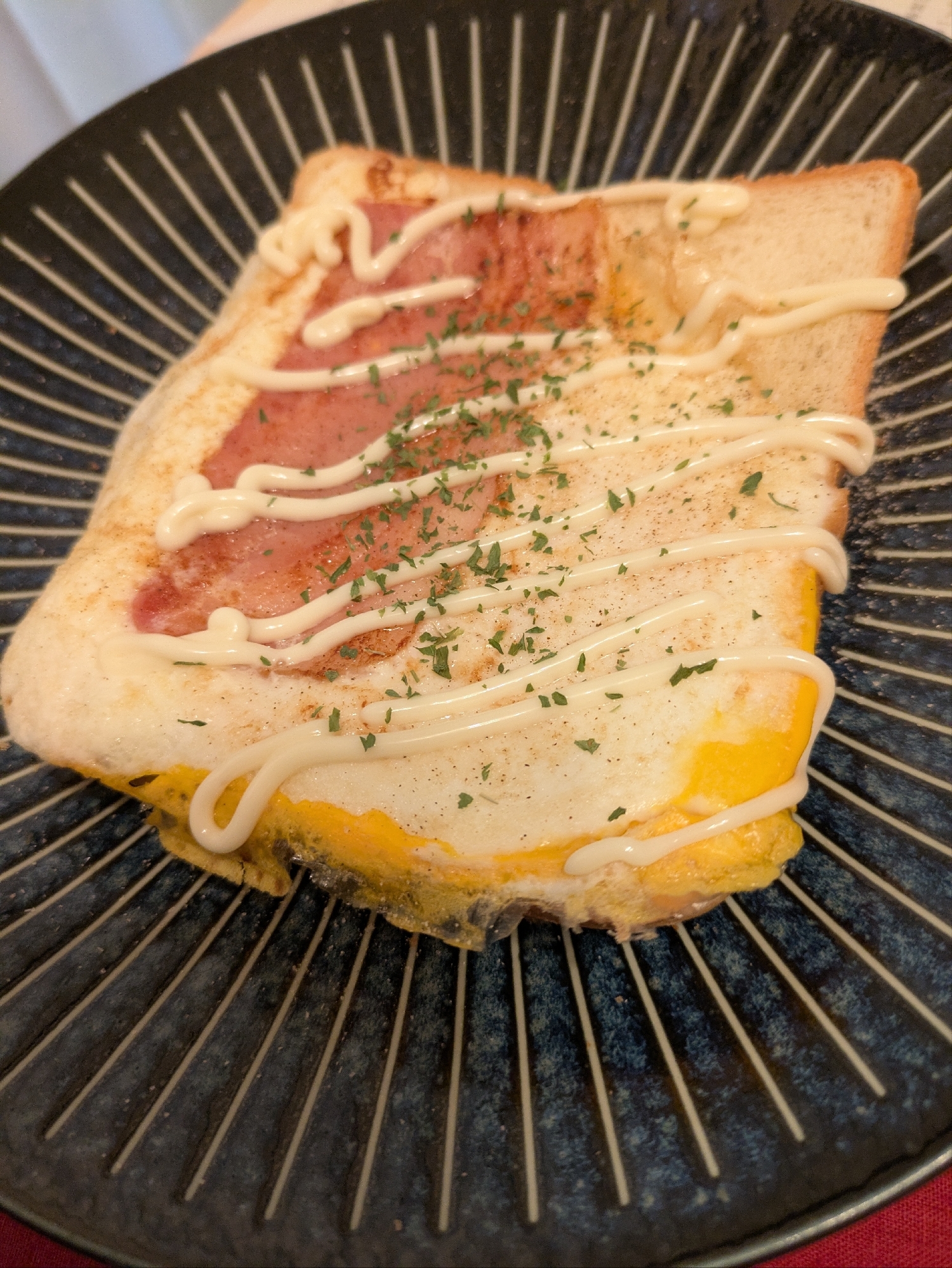 ホットサンドメーカーで目玉焼きトースト