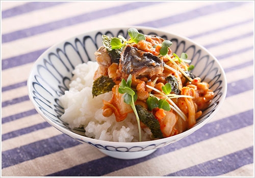 さば缶キムチ納豆丼