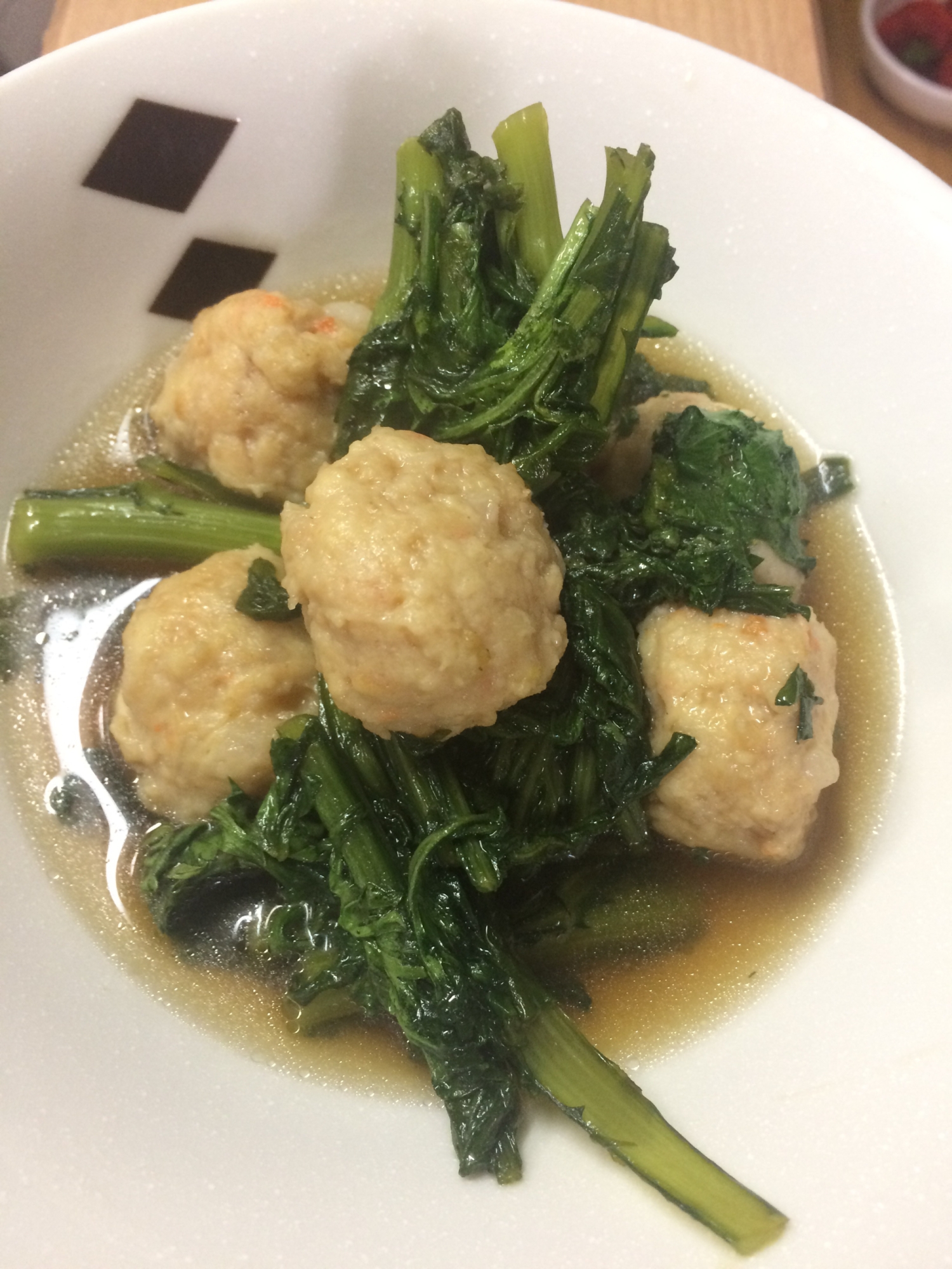 麺つゆだけで鶏団子と春菊の煮物