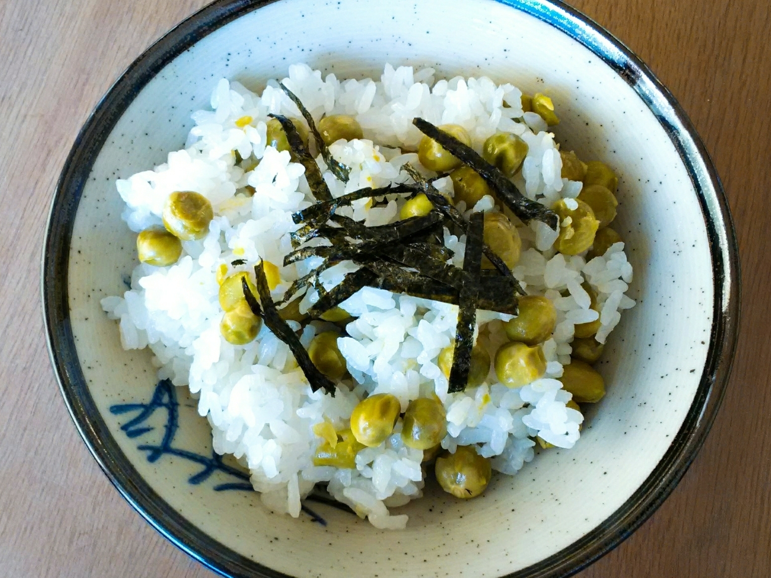 絹さやの豆の寿司飯刻み海苔かけ