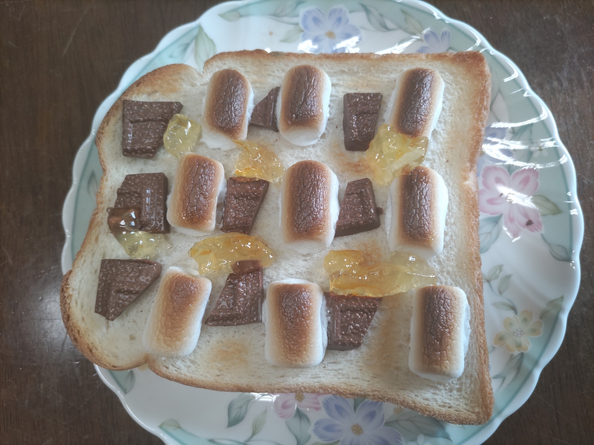 マシュマロとチョコとマーマレードのトースト