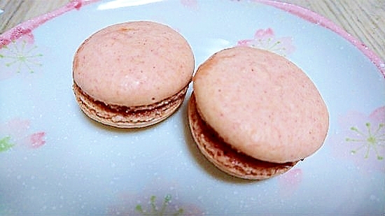 ピンクのかわいいいちごジャムマカロン♪