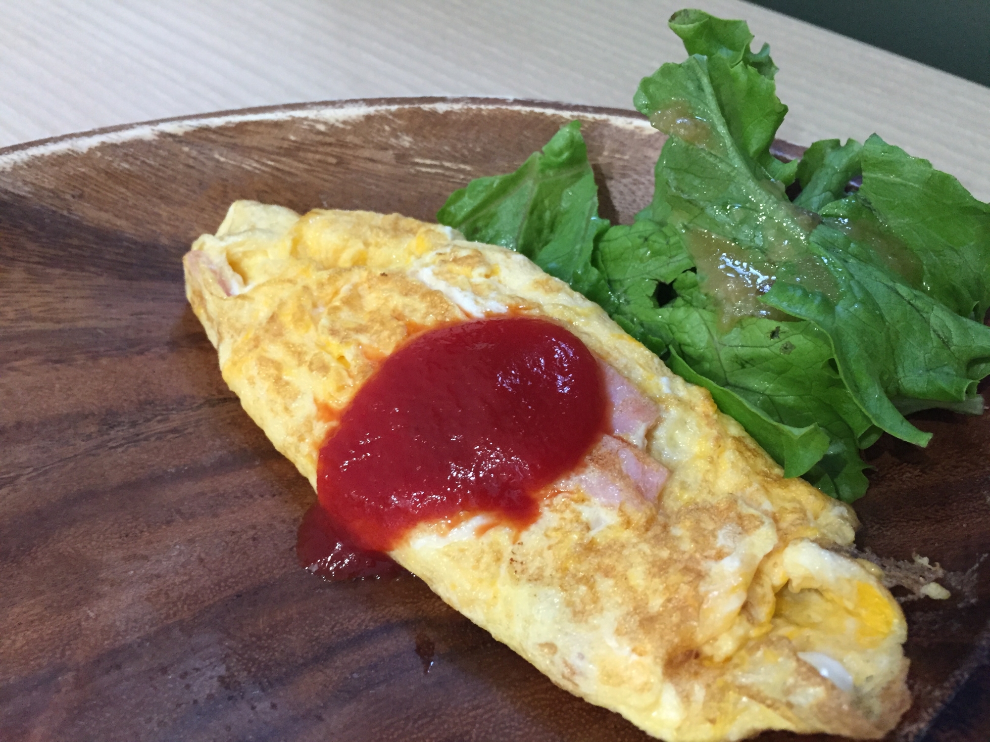 朝食に。お手軽ハムとチーズのオムレツ