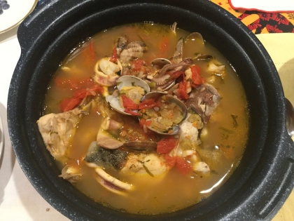 タラ、鯛、イカ、アサリを入れて初めてブイヤベースに挑戦しました。簡単な割にとても美味しくできて家族に大好評でした。翌日はスープにご飯を入れてリゾットで。