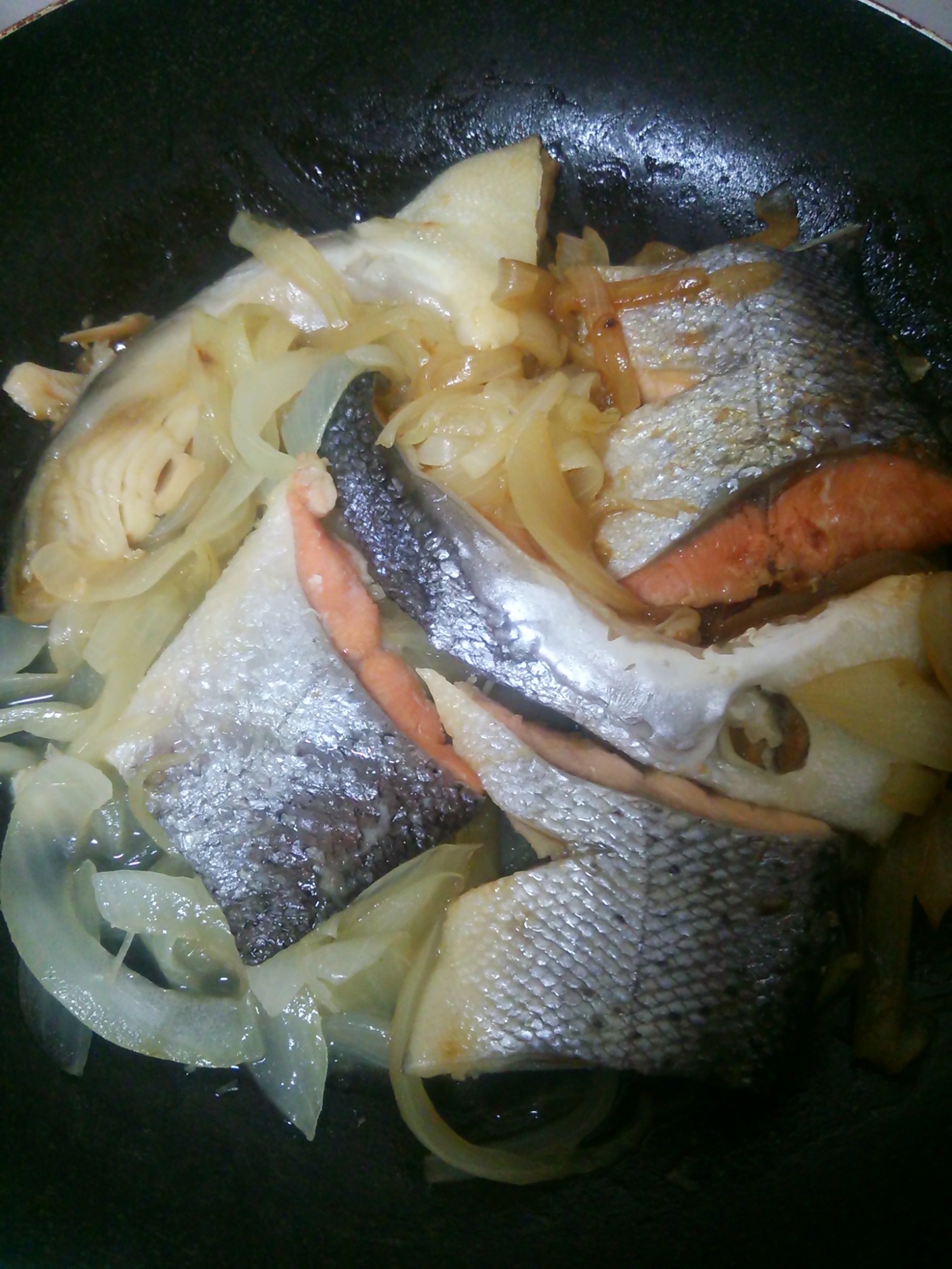 塩鮭と玉ねぎの簡単蒸し料理！