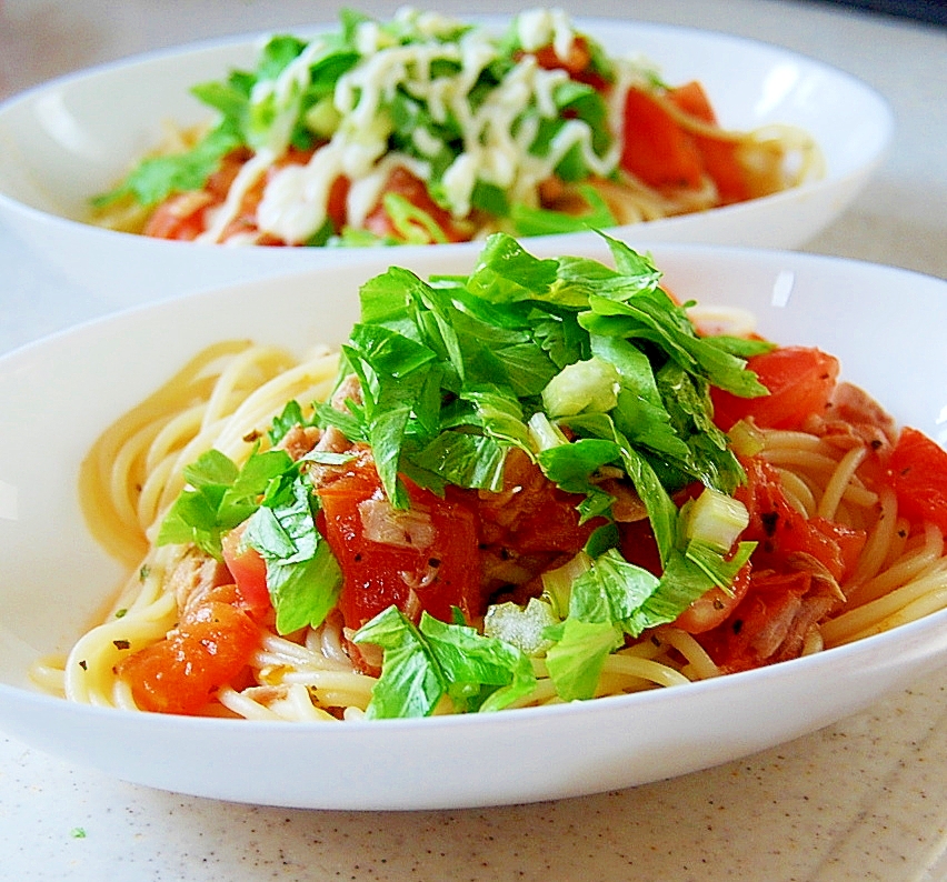 フレッシュトマトとセロリの葉のツナパスタ