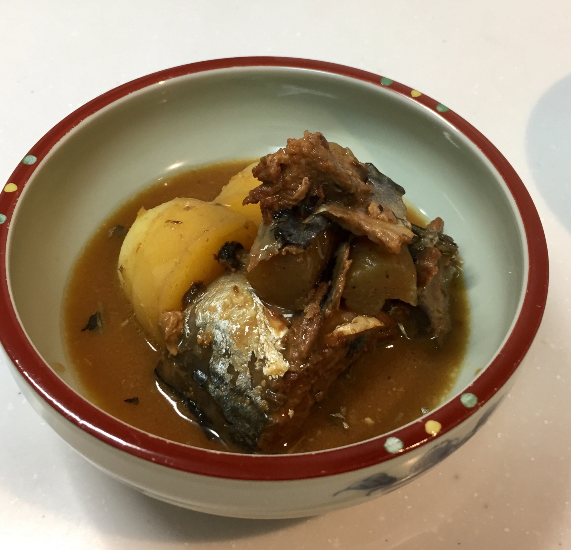 じゃがいもとこんにゃくで 鯖味噌煮缶の煮物