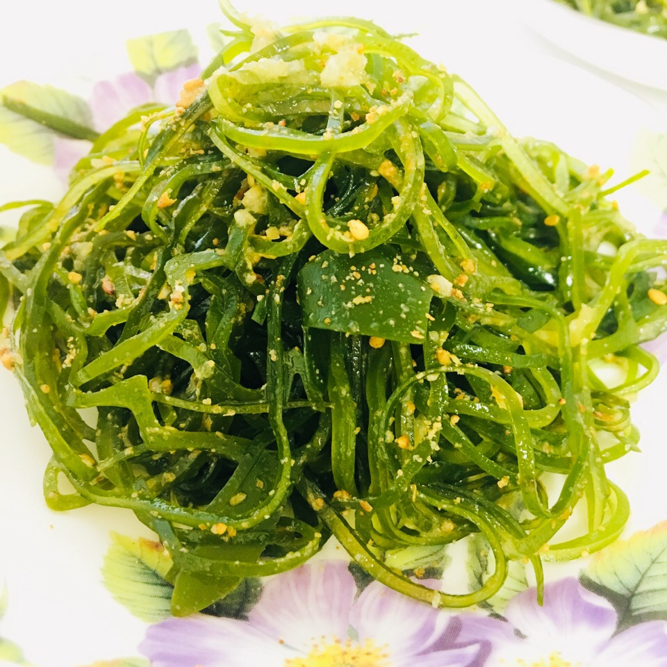 花柄の皿に盛られた切り昆布のナムル