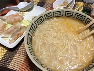 辛みそラーメンのスープに入れてみました牛乳っ！お味噌とミルク、こってりマイルド、おもしろおいしいご提案感謝しますゴチソ様っ！！