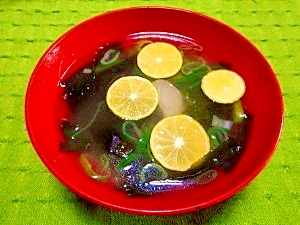 沖縄そばだし☆ワカメと舞茸のスープ