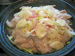 タジン鍋でかんたん豚ばらモヤシ蒸し