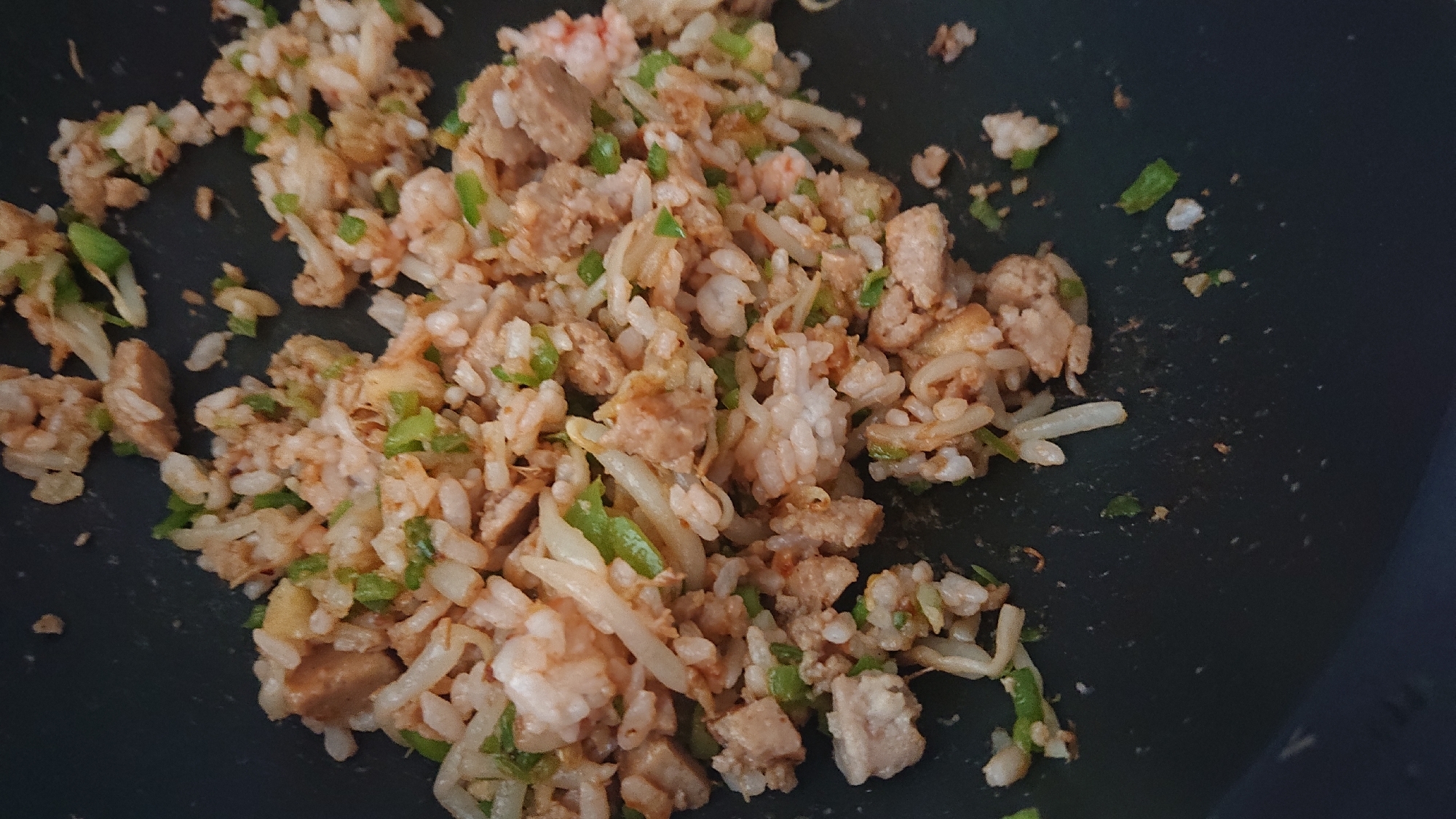 鶏ひき肉とニラもやしの子供チャーハン