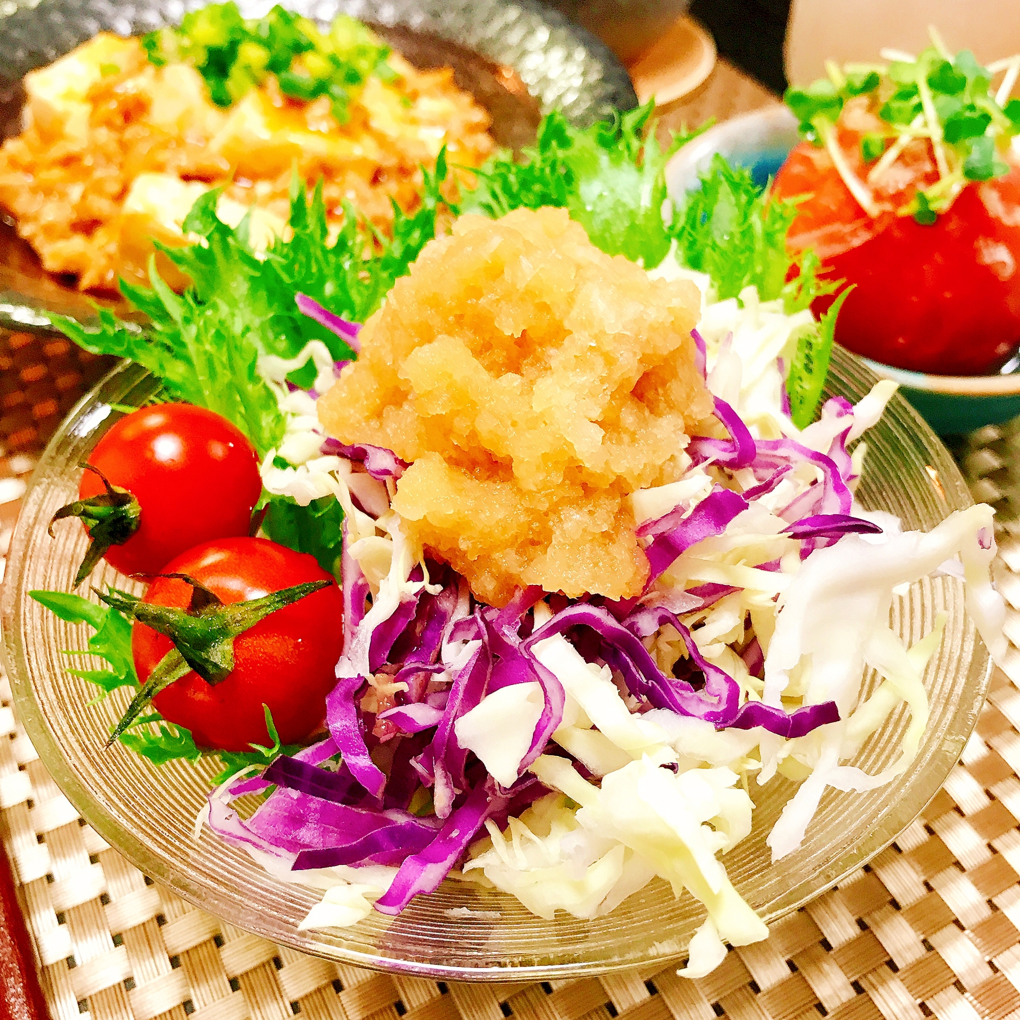 ガラスの器に盛られたノンオイル大根おろしドレッシングサラダ