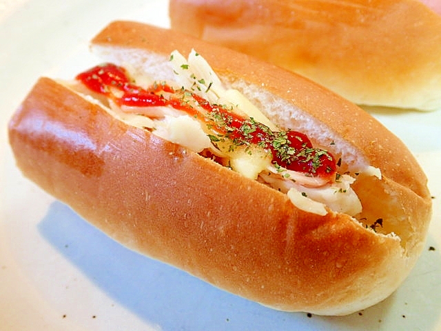 サラダチキンとチーズの味つきロールパン