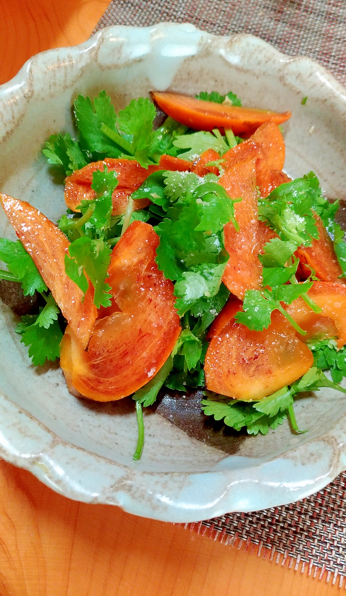 パクチーと柿の簡単サラダ