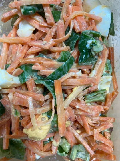 栄養満点♡ピーマンとにんじんと卵のごまマヨサラダ