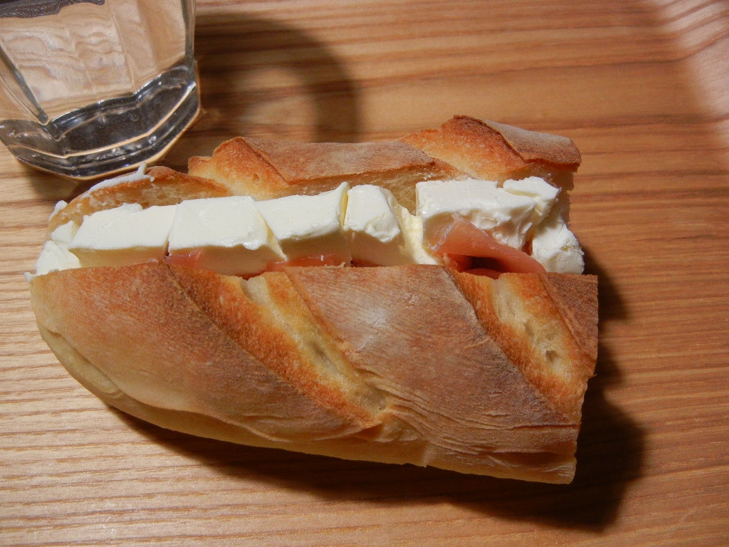 クリームチーズと生ハムのサンドイッチ