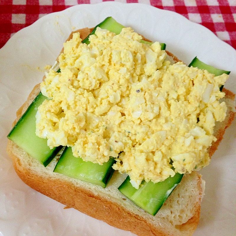 白いお皿に盛り付けられたきゅうりと卵のオープンサンド