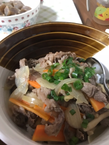 牛丼を作るといつとツユがなくなるのが悩みだったのですが、おかげで上手く作れました♬ 冷蔵庫に余ってたキノコも入れました！美味しかったです◎