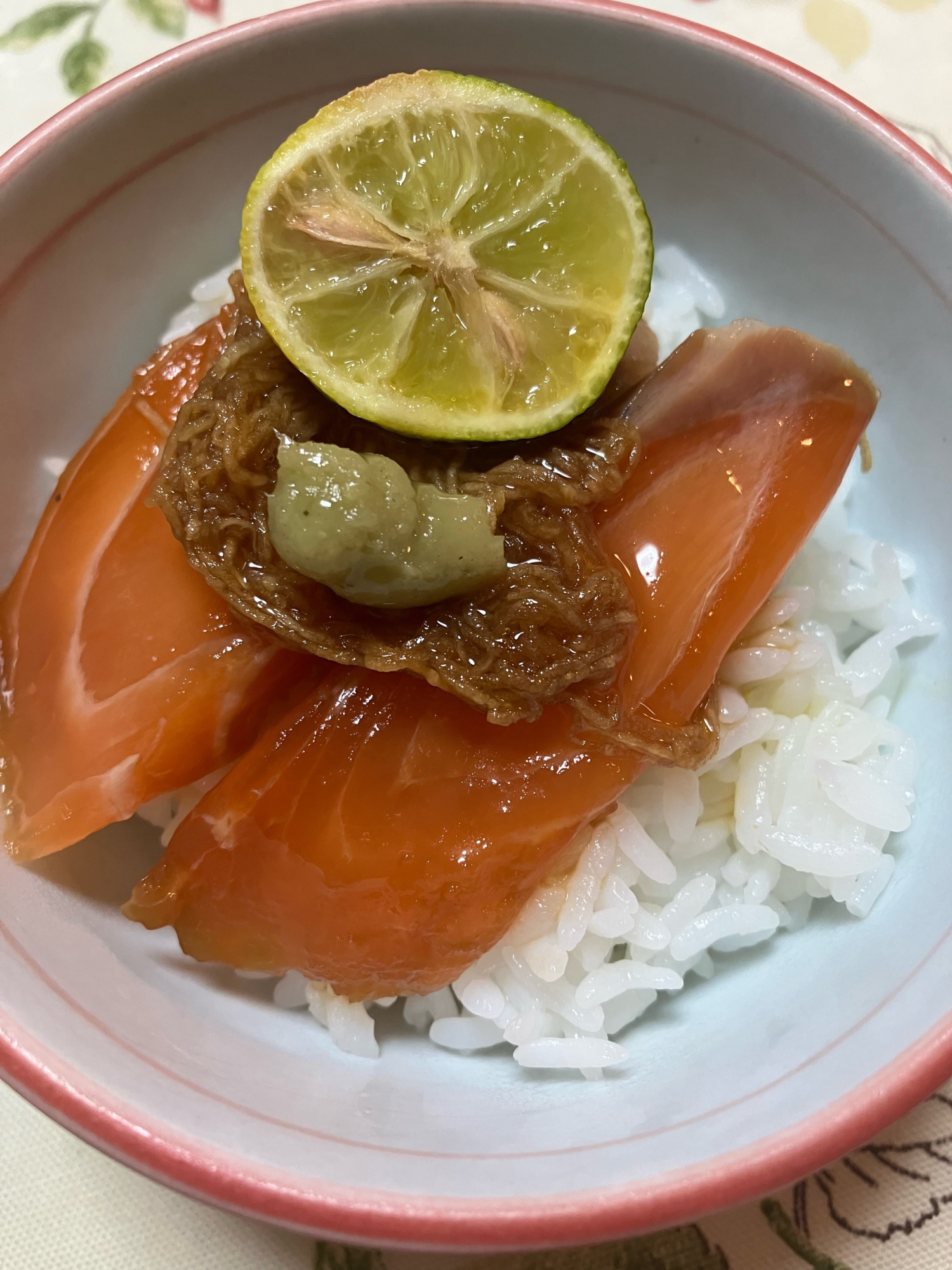 サーモンの漬け丼オリーブオイルがけすだちわさび添え