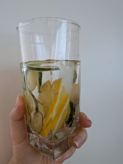 メイソンジャーでレモンのデトックスウォーター