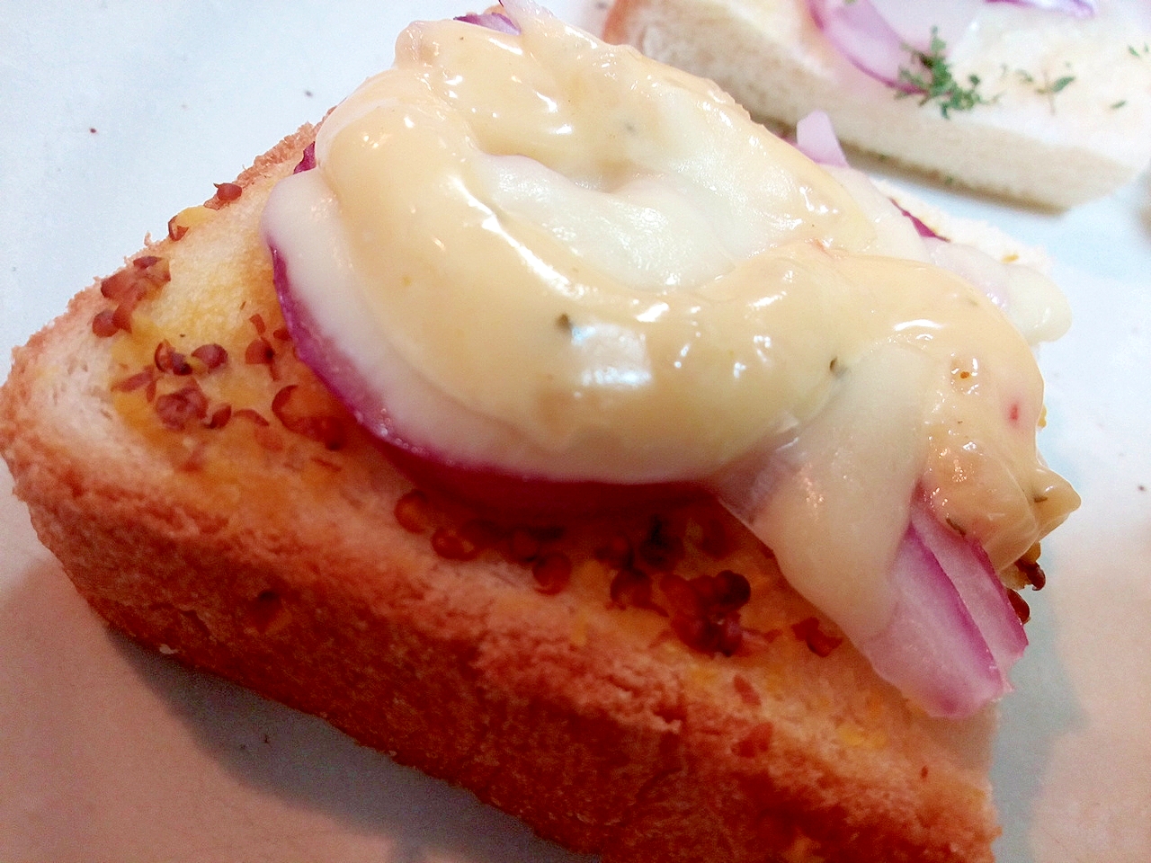 マスタード/タルで　紫玉ねぎとチーズのミニトースト