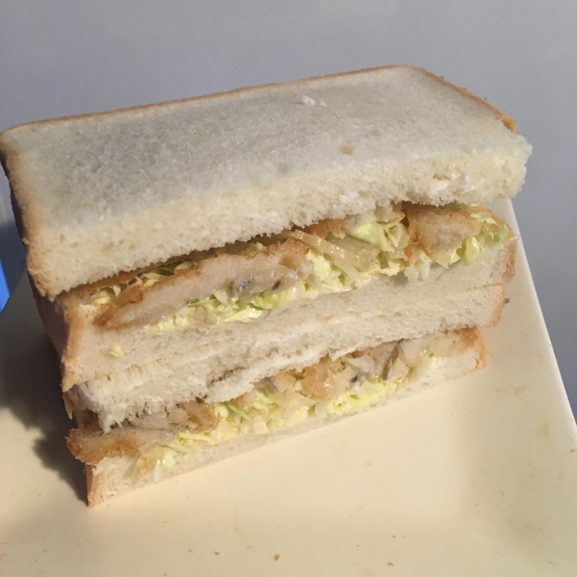 セロリ、キャベツ、白身魚フライのサンドイッチ