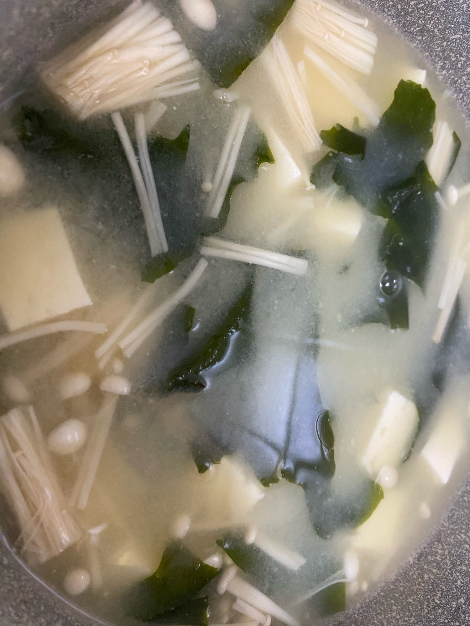 豆腐とわかめの味噌汁