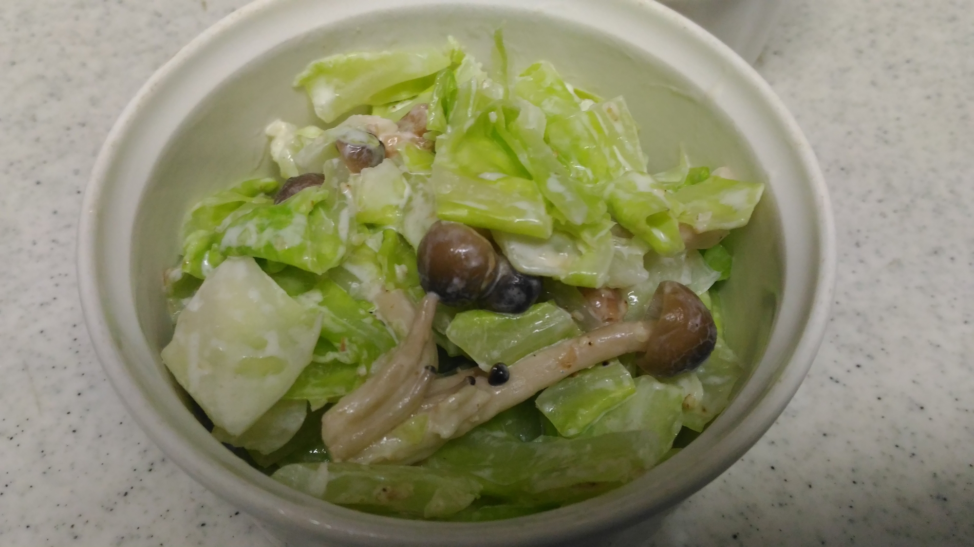 キャベツとしめじの梅胡麻マヨ和え