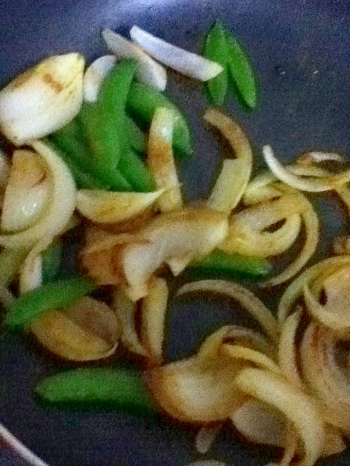 スナップ豌豆と玉ねぎのカレー炒め
