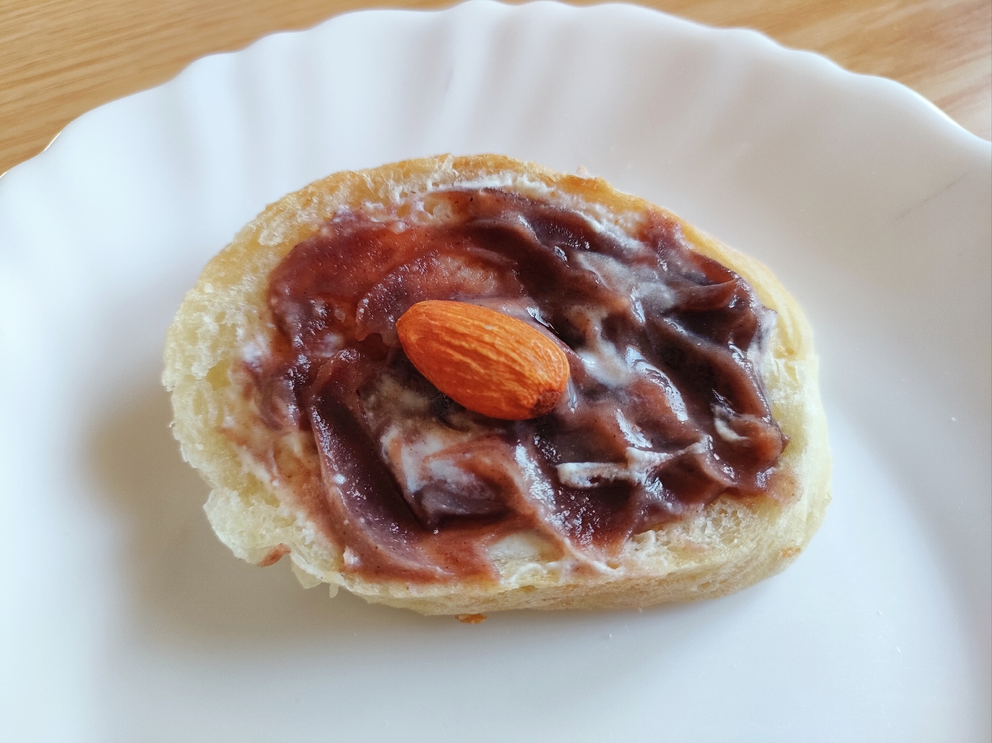 ヨーグルト入りあんことアーモンドのトースト