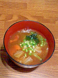 白菜・にんじん・わかめの味噌汁