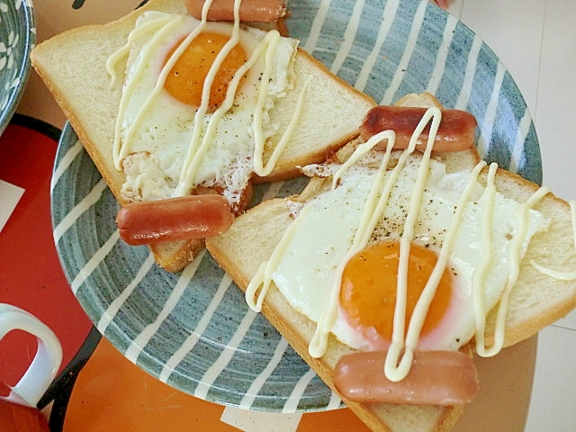 チーズウィンナー×カレー風味の目玉焼きトースト