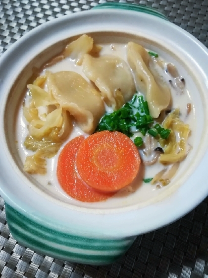 鶏白湯スープで〆まで美味しい餃子鍋♪