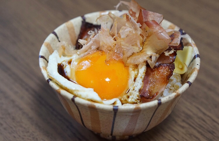 忙しい朝にピッタリ♪ベーコンチーズエッグ丼♪