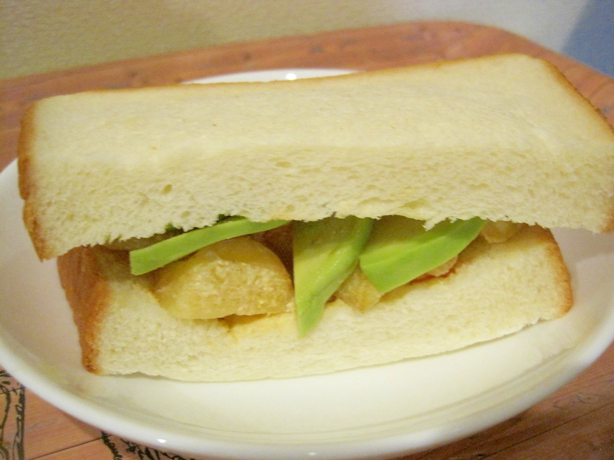 アボカドとさつま芋のサンドイッチ