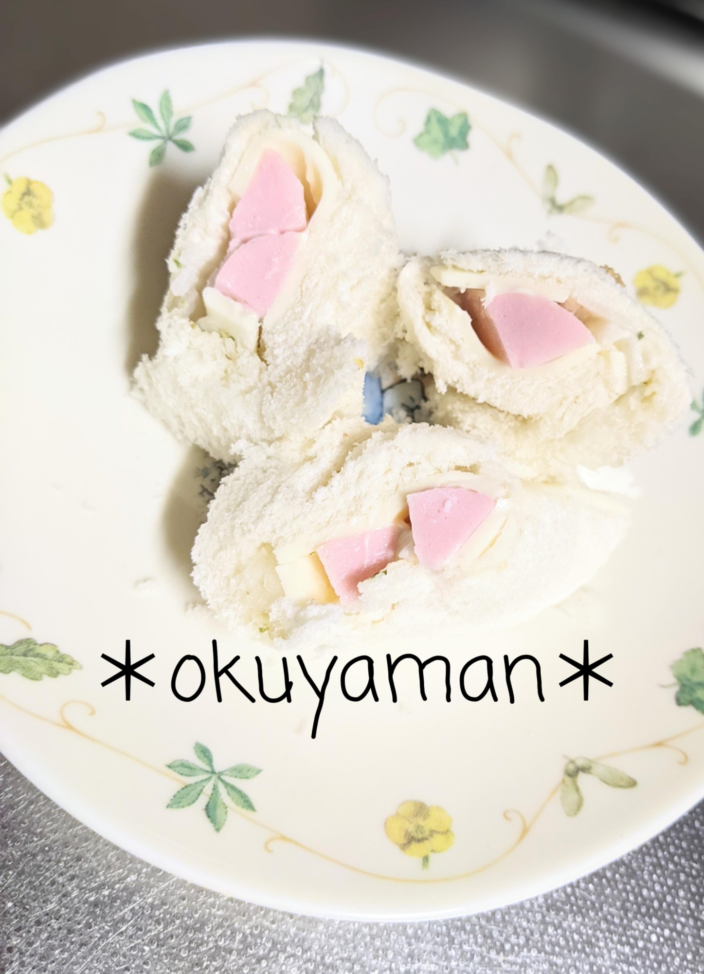 お魚ソーセージと新玉ねぎでクルクルパン♪